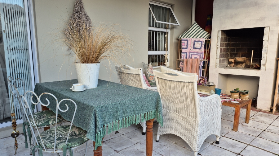 2 Bedroom Property for Sale in Whispering Pines Western Cape